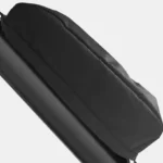 Housse imperméable noire pour batterie de vélo.