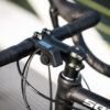Guidon de vélo avec compteur numérique.