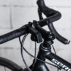 Guidon de vélo avec accessoire électronique.