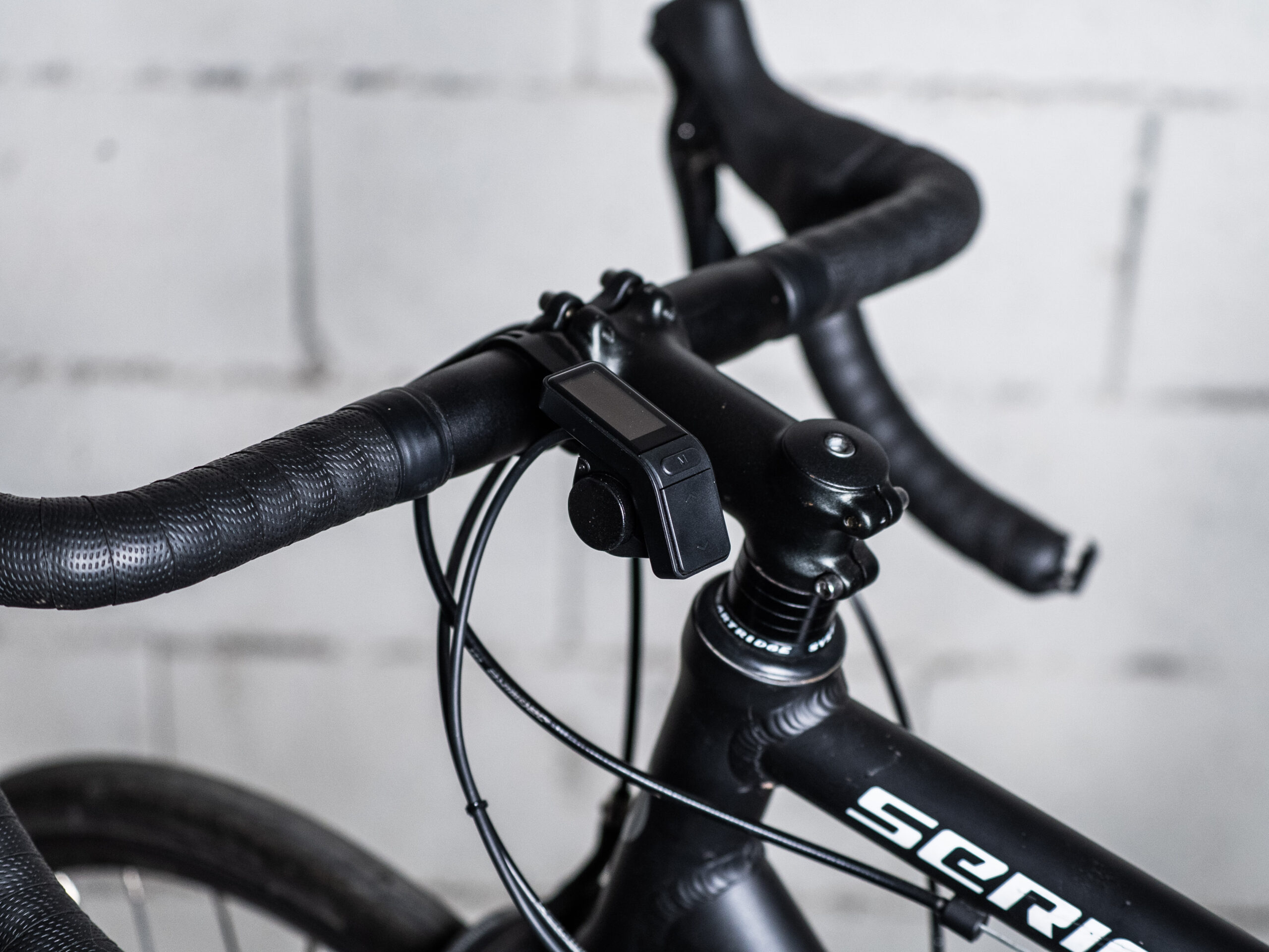Guidon de vélo avec accessoire électronique.