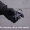 Gant tenant une extension de cintre vélo.