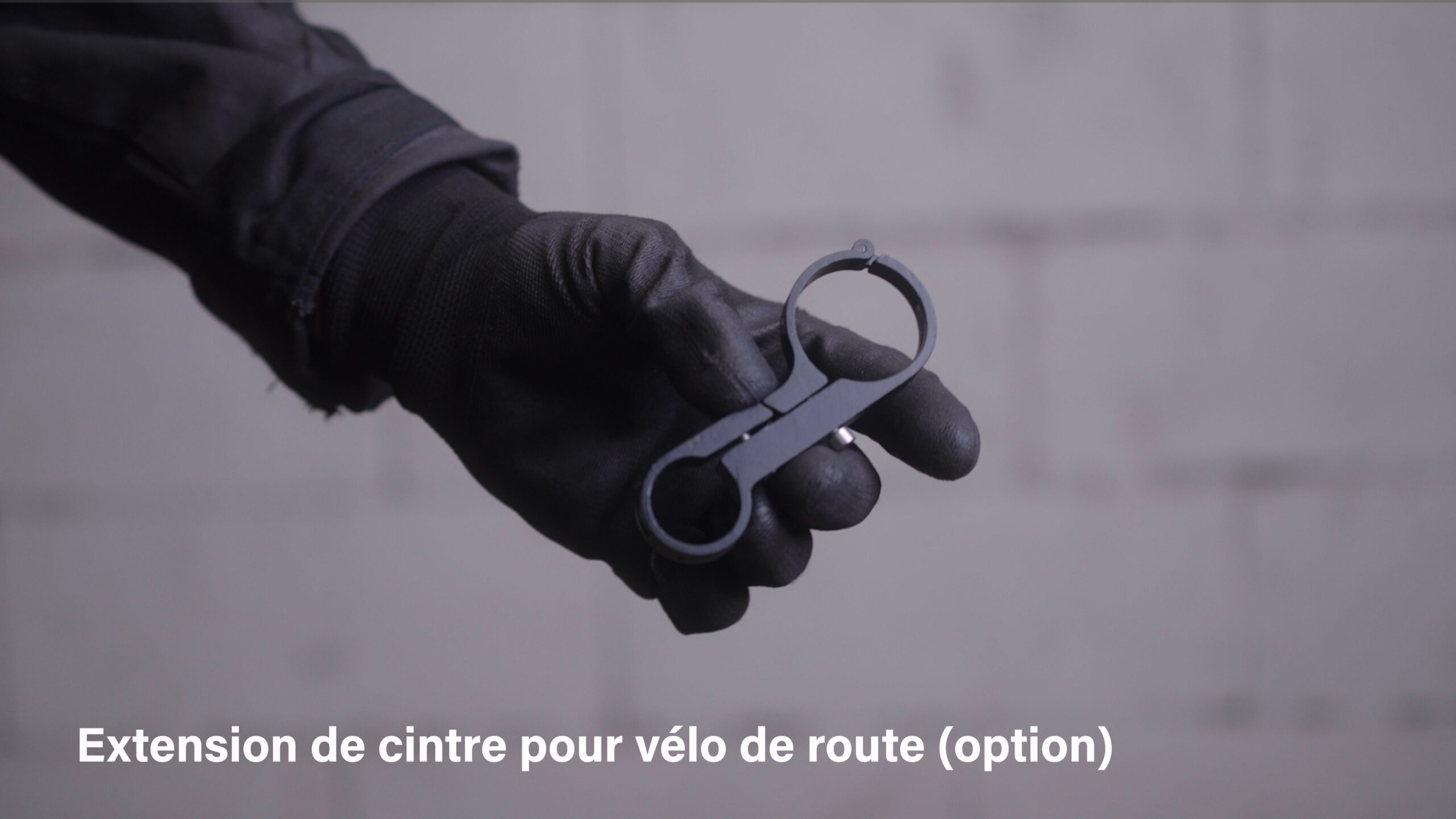 Gant tenant une extension de cintre vélo.