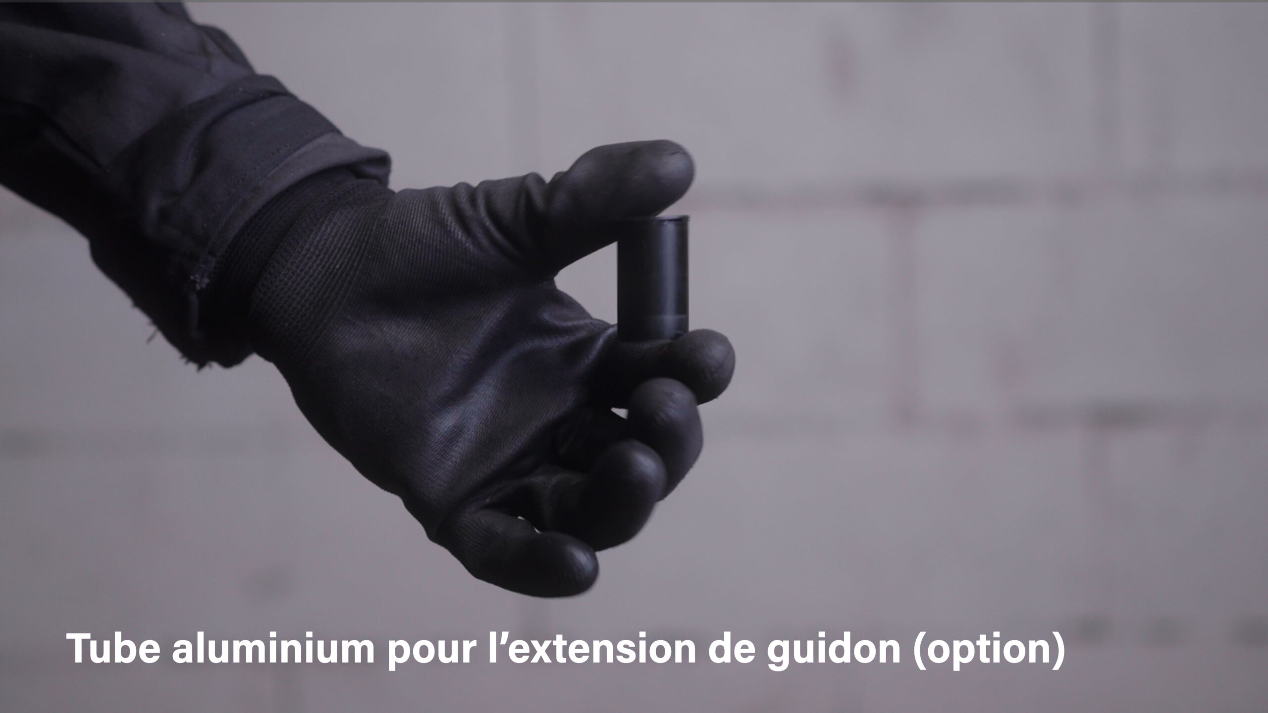 Main tenant tube aluminium pour guidon.