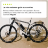 Vélo électrique blanc et noir dans un garage.