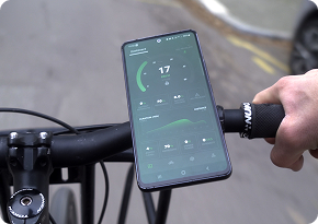 Smartphone fixé sur guidon de vélo affichant données cyclisme