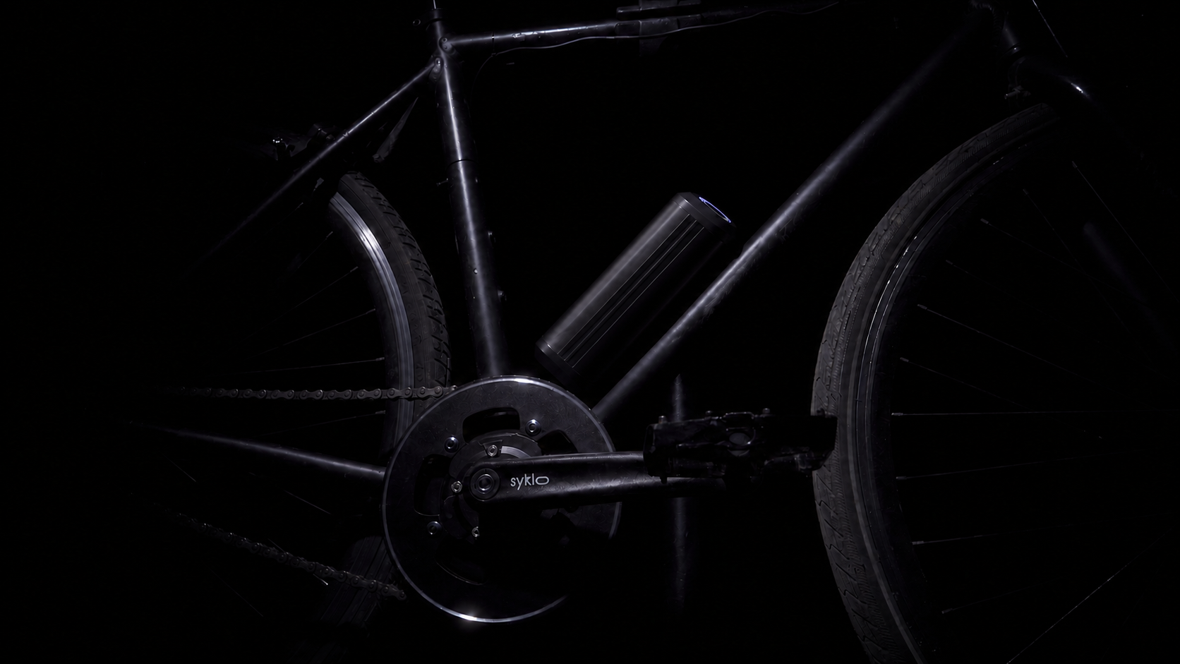 Vélo électrique Syklo cadre noir fond sombre élégant