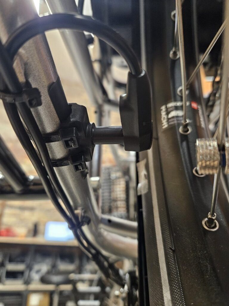 Capteur de vitesse rapproché de l'aimant fixé sur un rayon