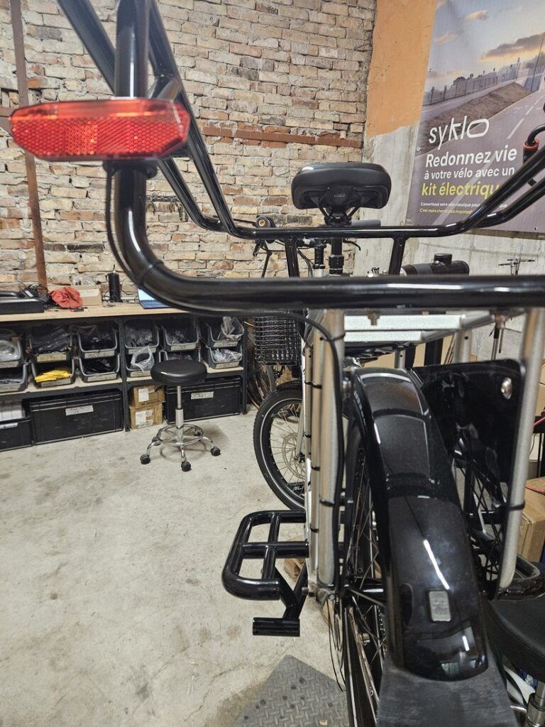 Feu arrière rouge fixé au bout de la monkey bar