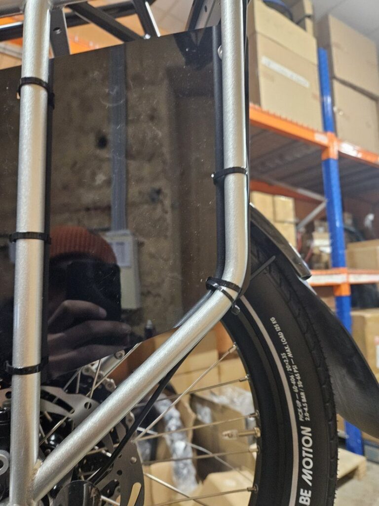 Câble du feu fixé par des colliers le long du montant gauche du rack