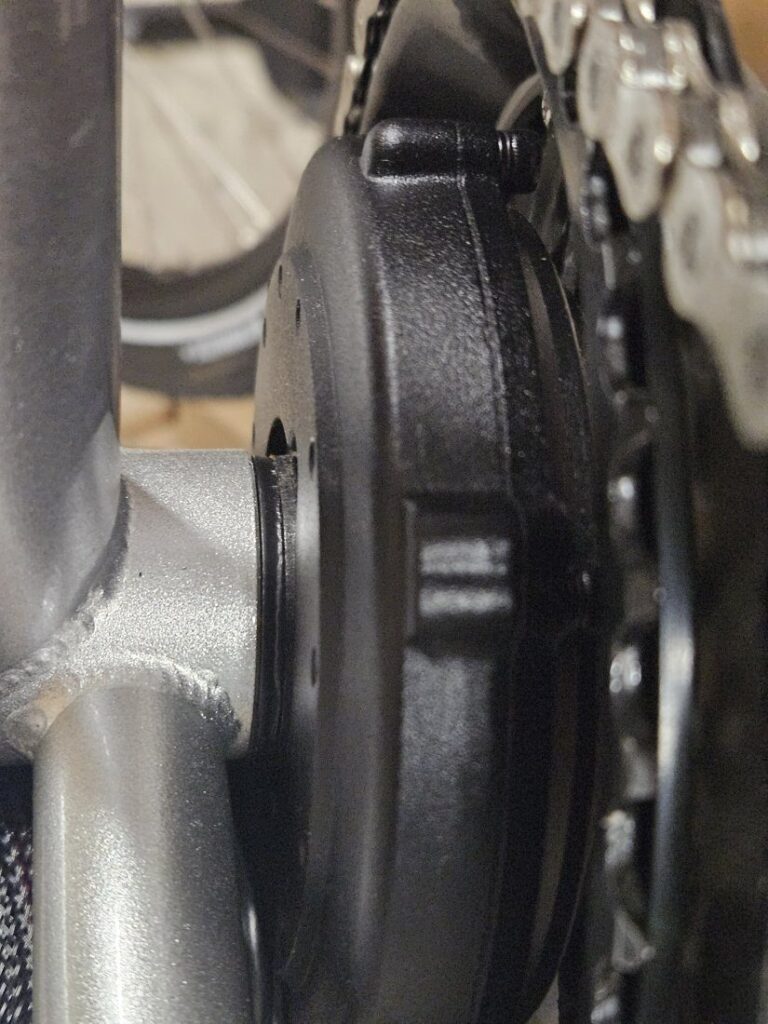 Moteur Z8 inséré, avec les deux entretoises entre la plaque et le carter