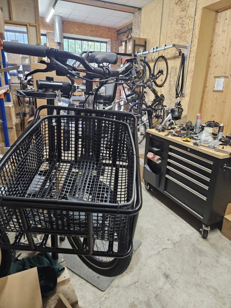 Panier avant noir monté sur le rack avant