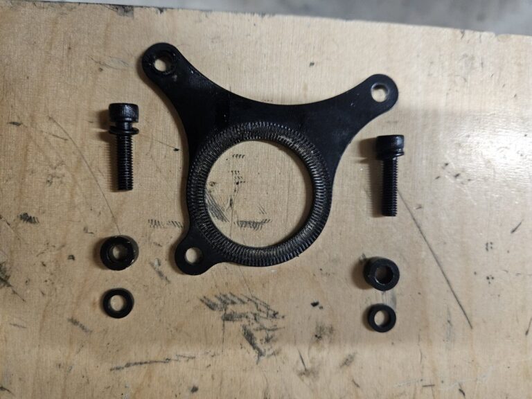 Plaque de fixation du moteur avec deux vis et quatre entretoises